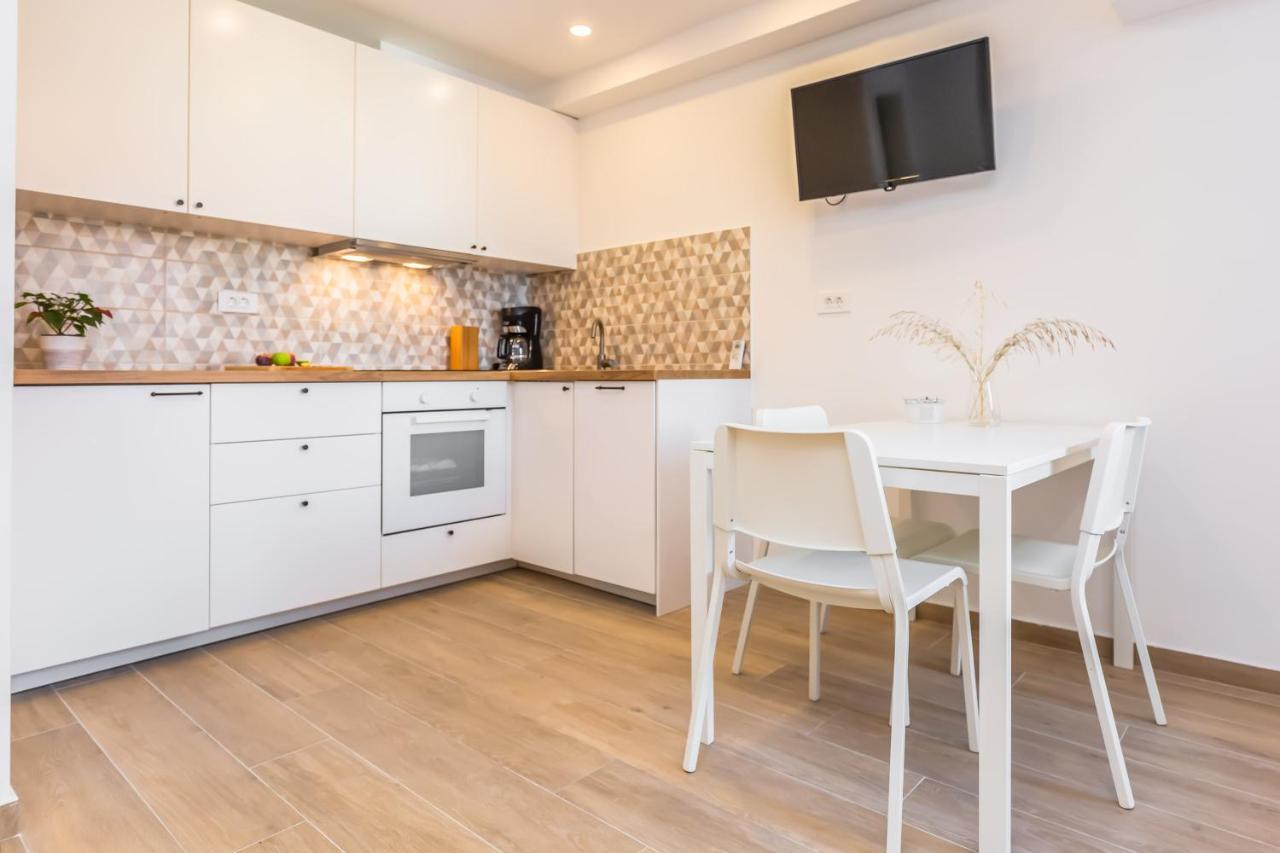 Adris Apartments Omiš Eksteriør bilde